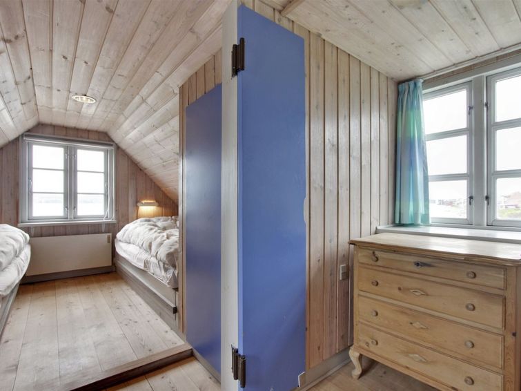 pauliina-10m-to-the-fjord/