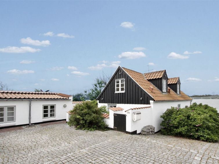 pauliina-10m-to-the-fjord/