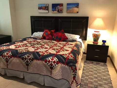 2nd bedroom set as king bed(can be split into twins)