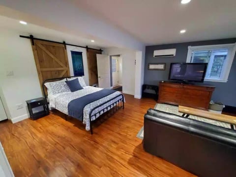 Waterfront Getaway. Private Deck. Walk to town.