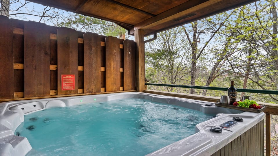 Mountain cabin vibes: Spacious Six-person hot tub, private deck with views.  The perfect place to spend time during the winter months.