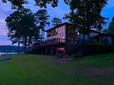 Sunset Pointe Exceptional Lake-front Home