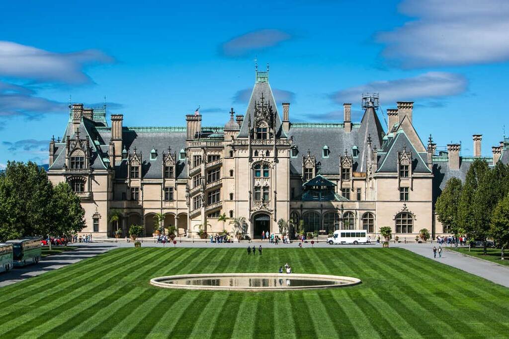 10 min away, visit Biltmore, America's Largest Home, built by George Vanderbilt. Explore the 8000-acre estate in the Blue Ridge Mountains of Asheville, NC.  Lots of brochures are provided for you to plan your days. - Views | Fire Pit | Pets | WiFi | Hiking - Asheville