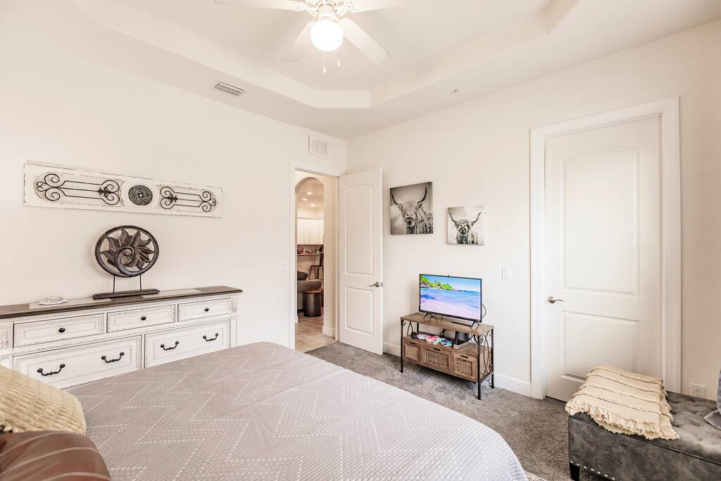 King Suite 2 - Bureau, Closet, Wii System, Bench and King Bed