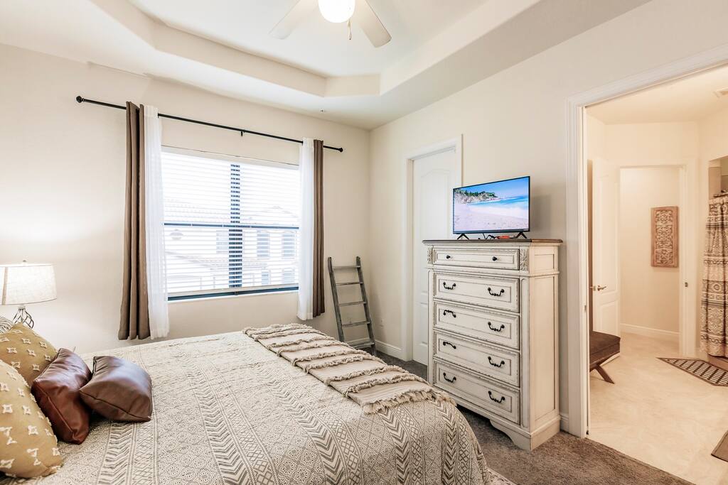 Master Bedroom King Suite