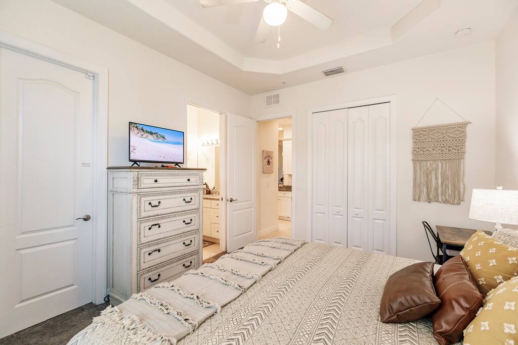 Master Bedroom King Suite