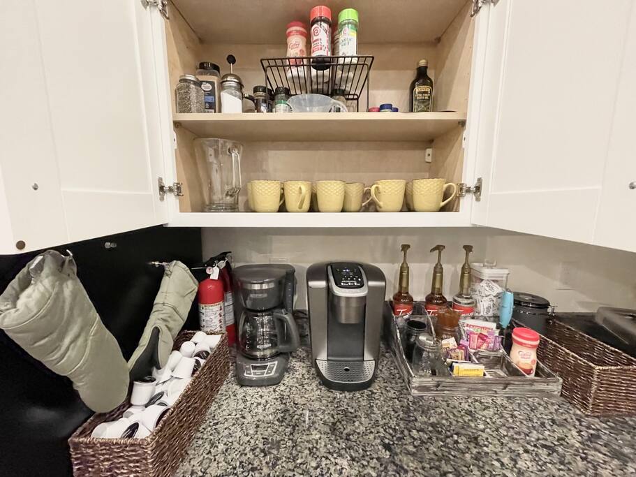 Coffee makers, mugs and essentials 