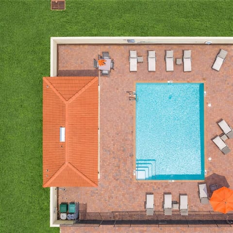 Luxury 3BR King Condo • Pool • Beach • Golf Gear