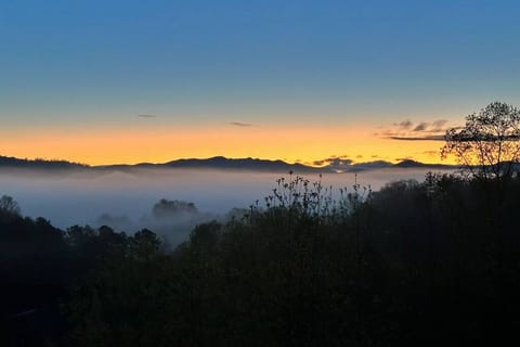 7BR/5BA Asheville luxury home w/game room & sauna