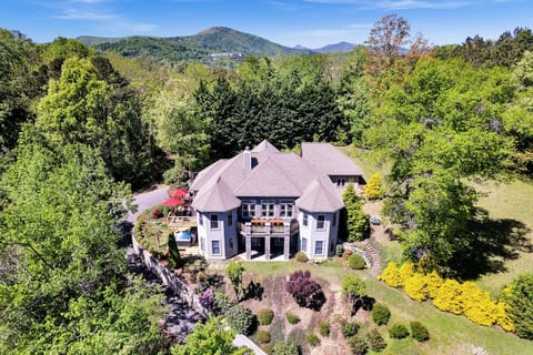 7BR/5BA Asheville luxury home w/game room & sauna