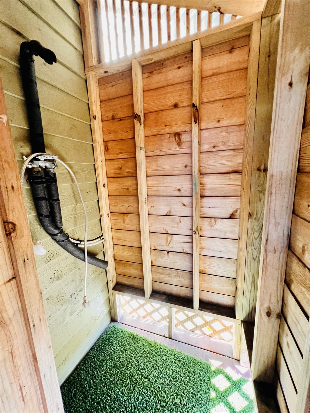 Outdoor shower, nice outdoor carpet mat
