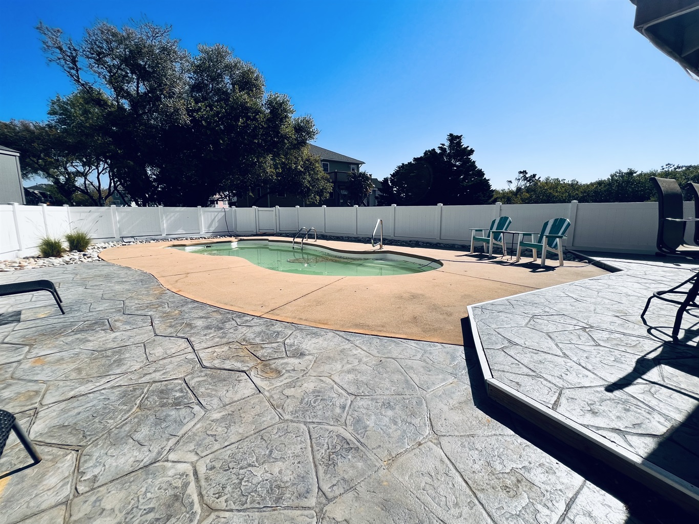 Fully fenced pool deck with seating for all