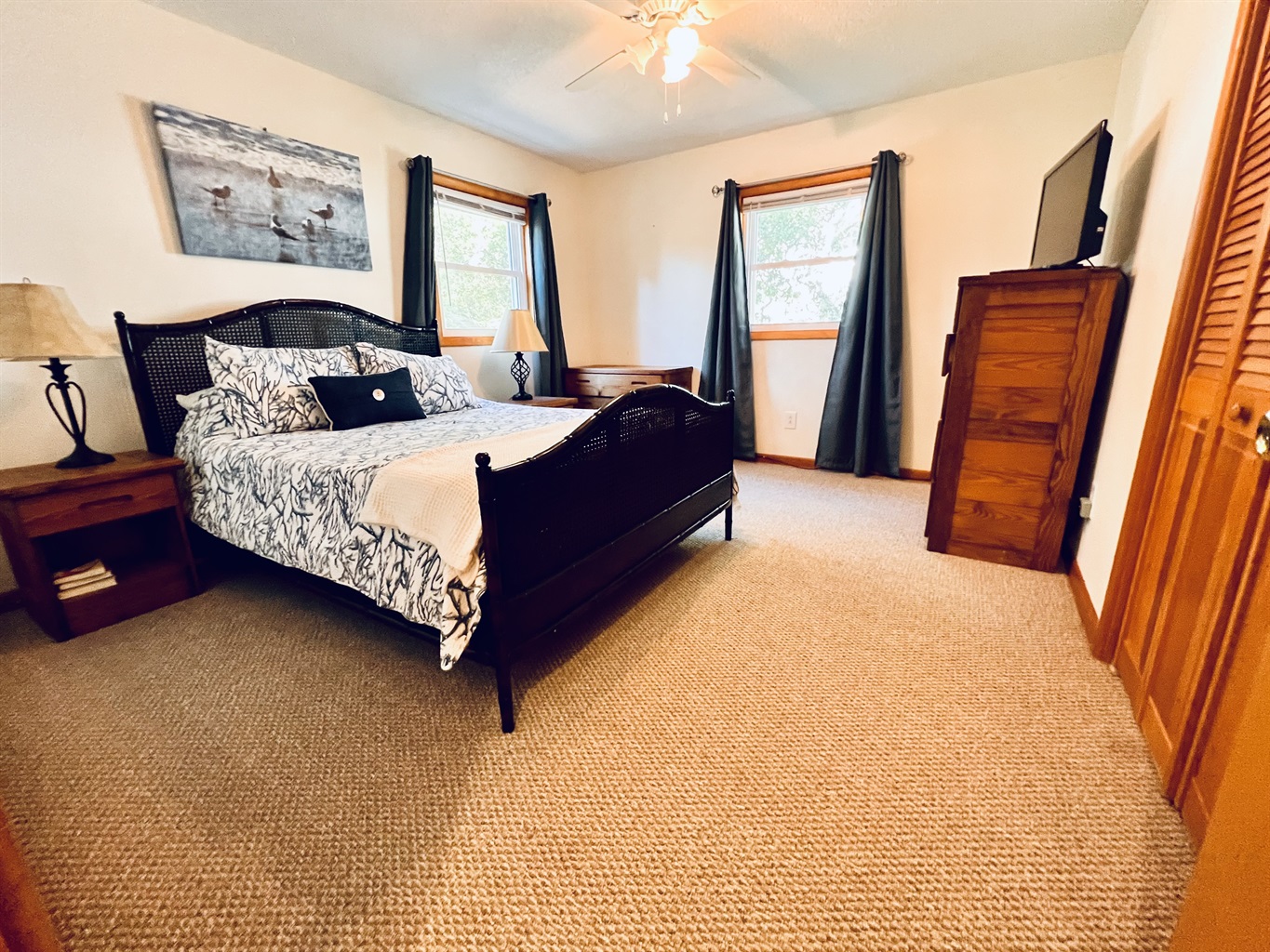 Large Queen Bedroom 2nd floor
