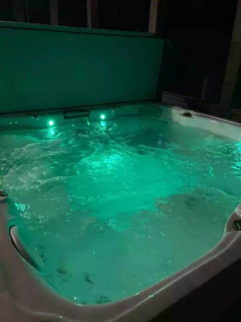 Relax after a long hike in our brand new Large Hot Tub (6-7 people). Clean and perfect jets