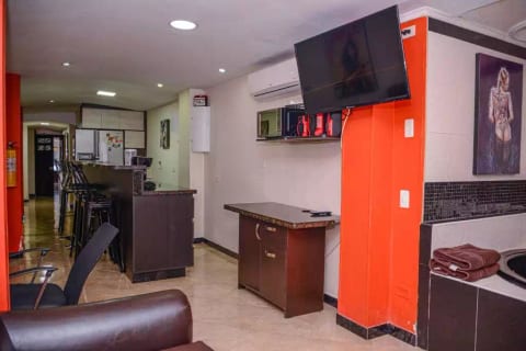 3 Bedroom Combo 2 Hot tubs 2 Blocks Lleras.  AC