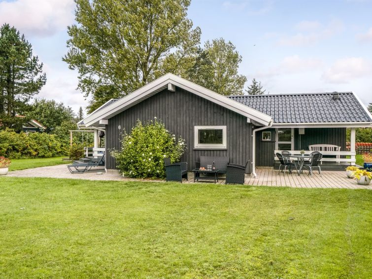 stasia-75m-from-the-sea/