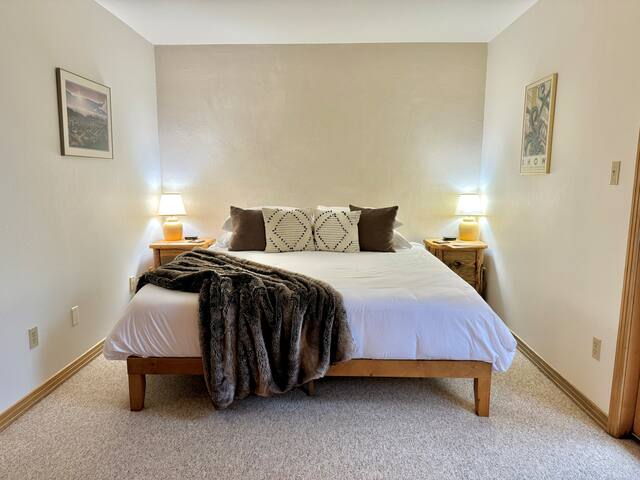 Monthly Rental - Spacious 2 Br w/ Hot Tub