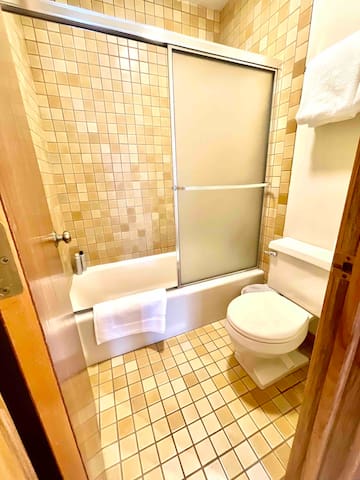 Monthly Rental - Spacious 2 Br w/ Hot Tub