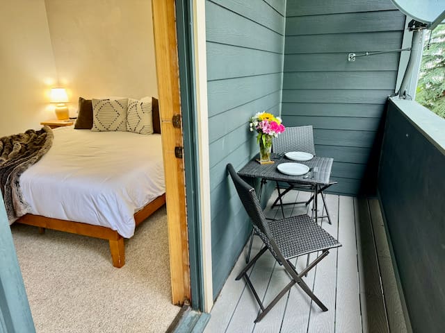 Monthly Rental - Spacious 2 Br w/ Hot Tub