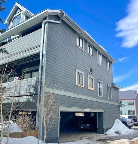 Monthly Rental - Spacious 2 Br w/ Hot Tub
