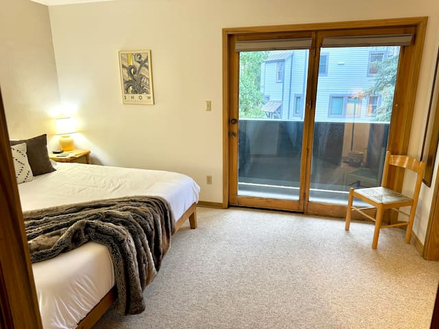 Monthly Rental - Spacious 2 Br w/ Hot Tub