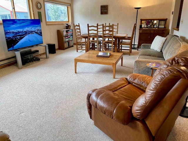 Monthly Rental - Spacious 2 Br w/ Hot Tub