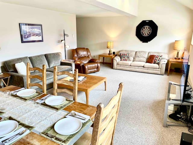 Monthly Rental - Spacious 2 Br w/ Hot Tub