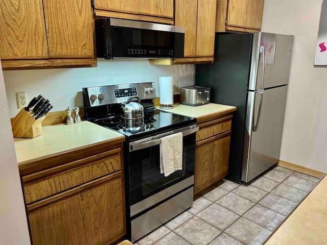 Monthly Rental - Spacious 2 Br w/ Hot Tub