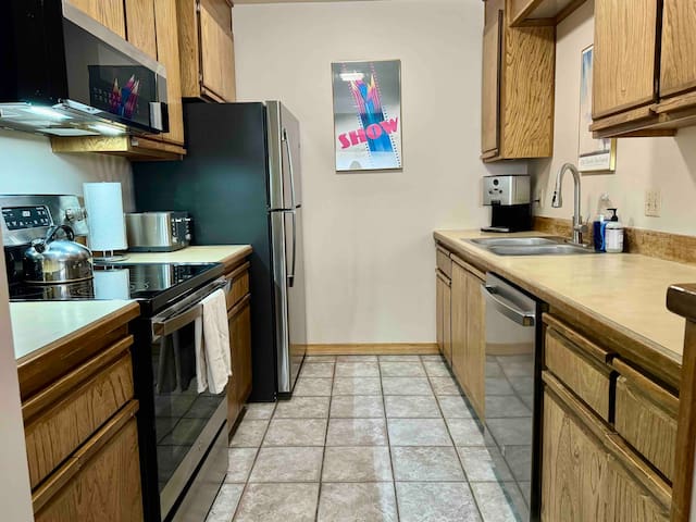 Monthly Rental - Spacious 2 Br w/ Hot Tub