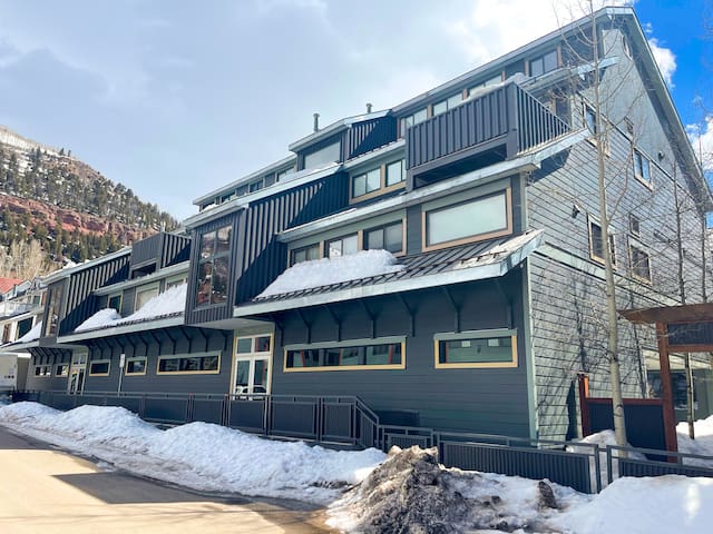 Monthly Rental - Spacious 2 Br w/ Hot Tub