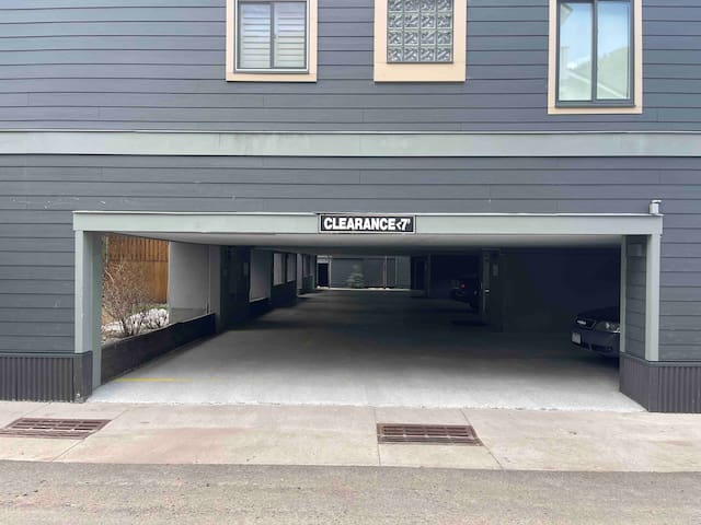 Monthly Rental - Spacious 2 Br w/ Hot Tub