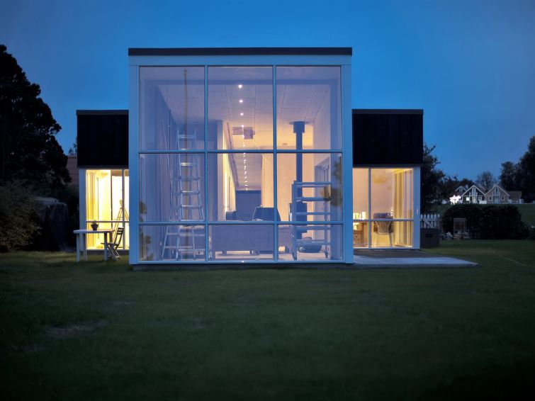 amia-20m-from-the-sea/