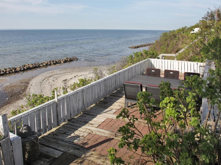 amia-20m-from-the-sea/