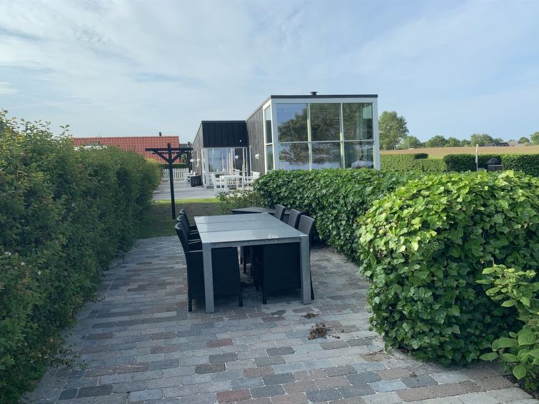 amia-20m-from-the-sea/