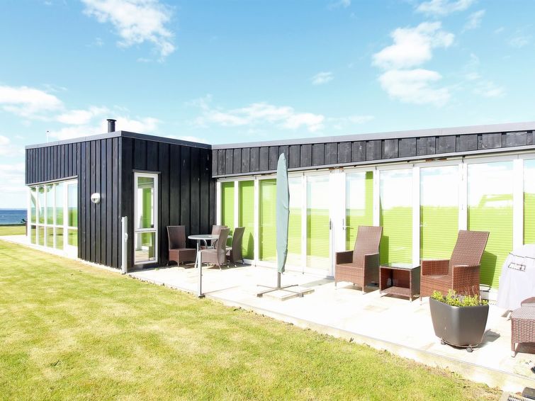 amia-20m-from-the-sea/