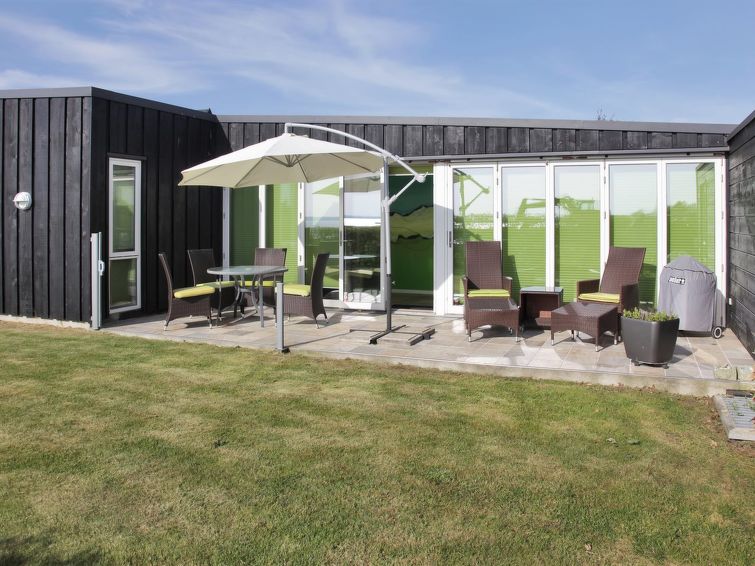 amia-20m-from-the-sea/