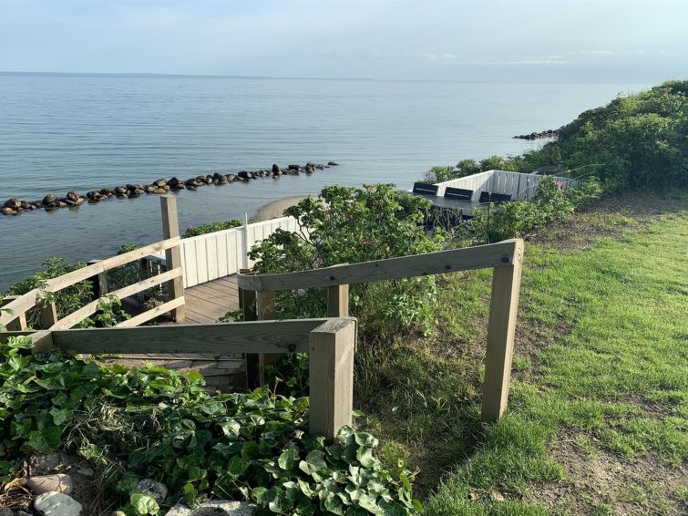 amia-20m-from-the-sea/