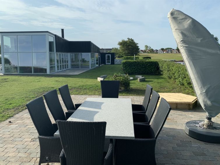 amia-20m-from-the-sea/