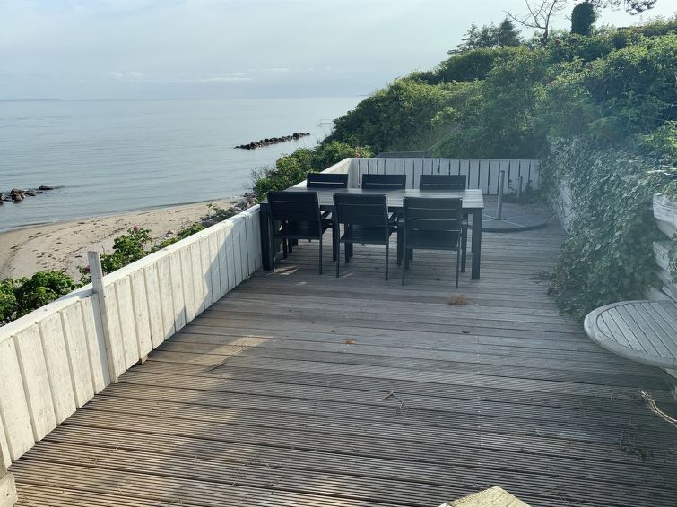 amia-20m-from-the-sea/