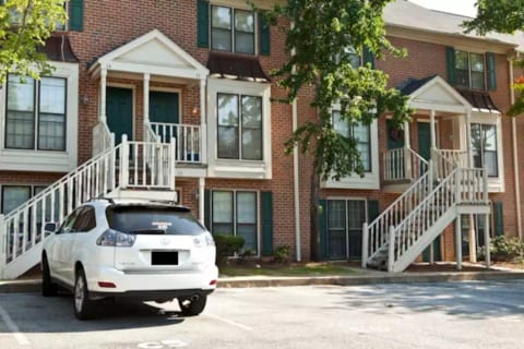 Reserved parking directly. 3~ blocks from Jordan-Hare & Toomers Corner. 1/2 block from campus. 2 bedroom/2 bath. Brand new queen beds and large sectional sofa. Safe, comfortable, & convenient!
