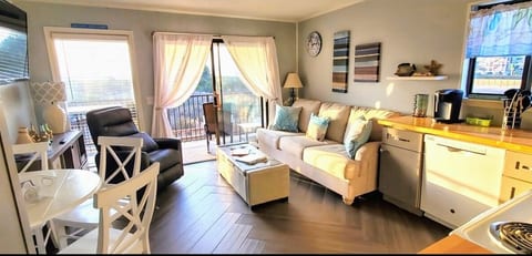 Welcome to the Isle of View with Ocean views and sunrises directly from your balcony.
The morning sun is AMAZING and you will find yourself relaxed in minutes in this bright and airy space.