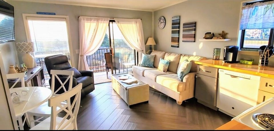 Welcome to the Isle of View with Ocean views and sunrises directly from your balcony. 
The morning sun is AMAZING and you will find yourself relaxed in minutes in this bright and airy space.