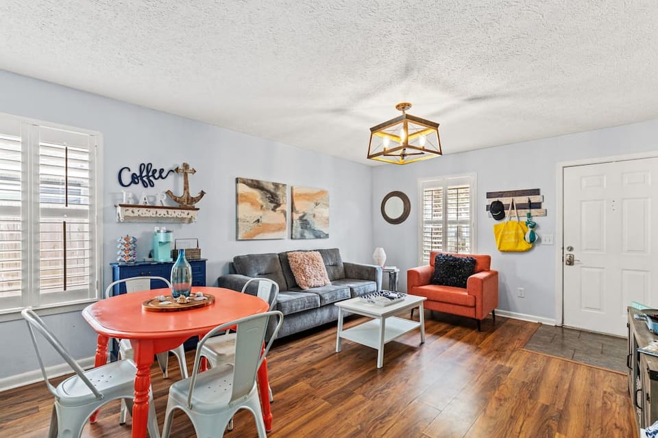 This cozy spot can comfortably accommodate 4 guests.