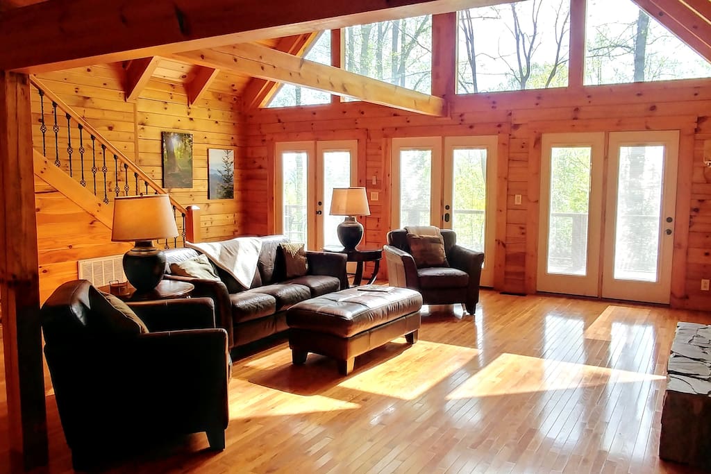 spacious-cabin-escape-or-hottub-or-pool-table-or-pets/