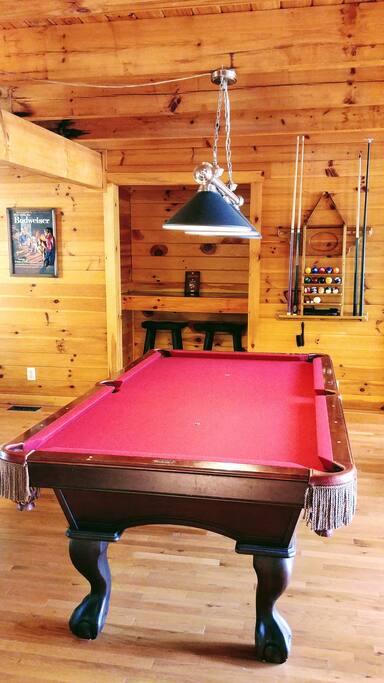 Secluded Log Cabin. Near Town. Pool Table. Hot Tub