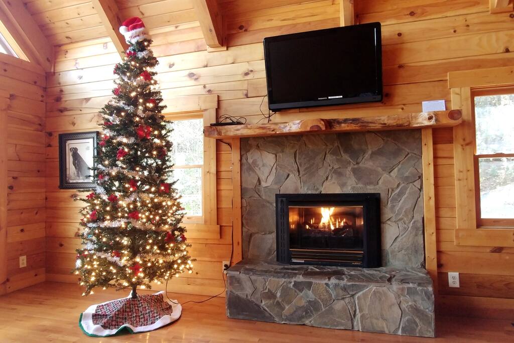 Secluded Log Cabin. Near Town. Pool Table. Hot Tub