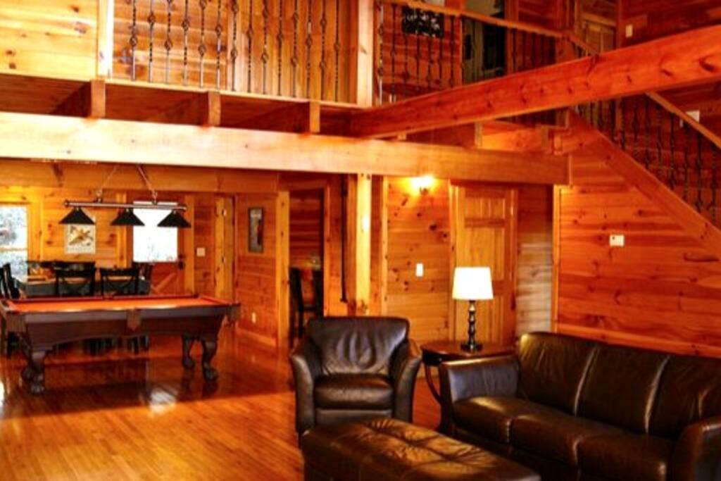 Secluded Log Cabin. Near Town. Pool Table. Hot Tub