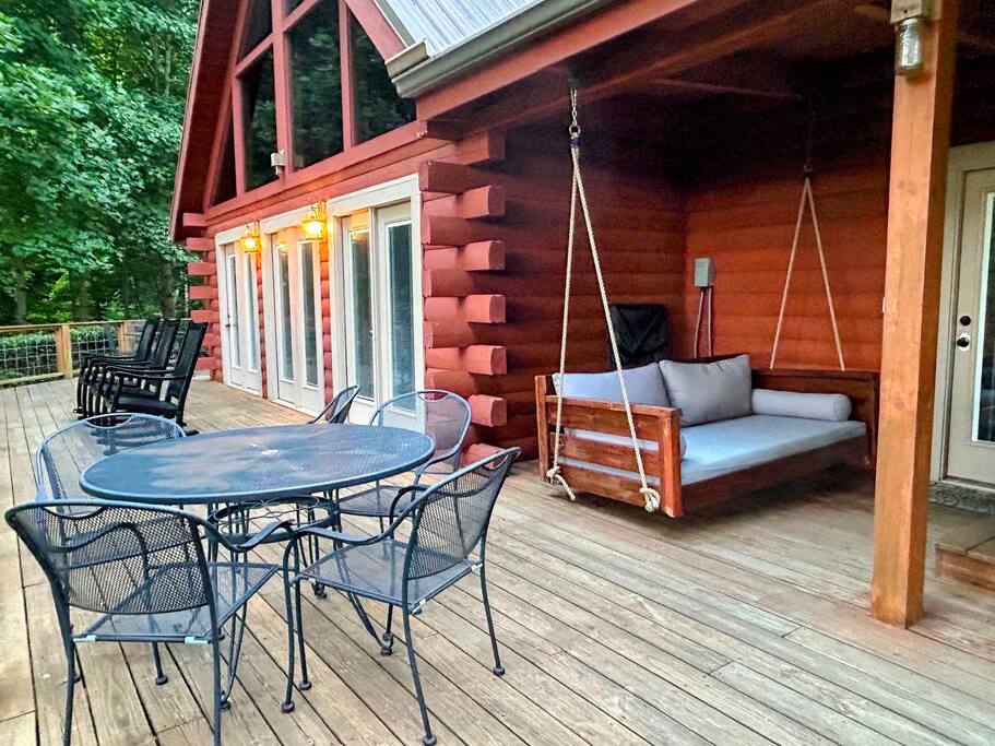 Secluded Log Cabin. Near Town. Pool Table. Hot Tub