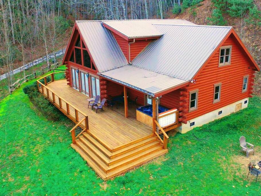 Secluded Log Cabin. Near Town. Pool Table. Hot Tub