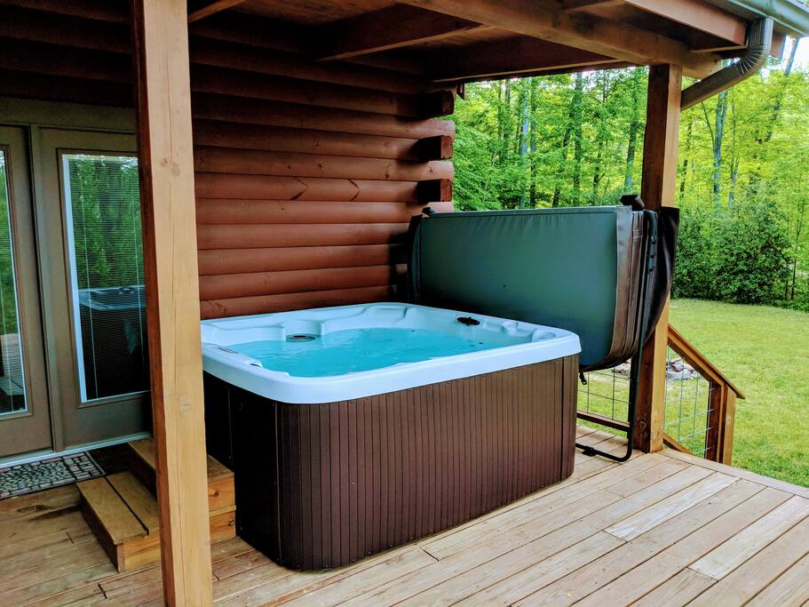 Secluded Log Cabin. Near Town. Pool Table. Hot Tub